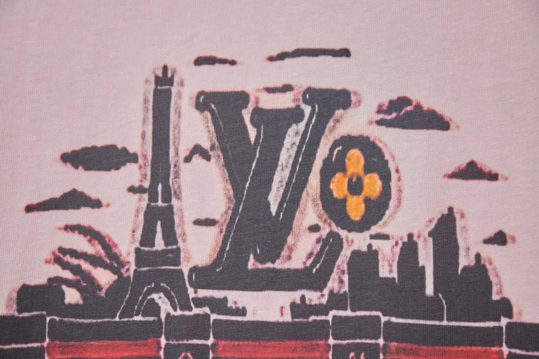 🅿️190 1V 25SS early spring new style Eiffel Tower river pattern short-sleeved, light luxury, essential item for daily commuting for men and women Correct version Welcome to compare Detailed features · 320g 100% pure cotton double yarn jersey fabric · Special thickened 32 pieces of double-strand 1X1 thread in the same vat custom dyeing · Digital direct injection of Eiffel Tower, bridge dyeing, river pattern printing • Turtle back design, letter logo and koi fish 🐟 embroidery · Double-needle stitching across seams · Original main mark, washed tag, branded moisture-proof paper packaging Color: White/Black/Pink Size: S/M/L/XL